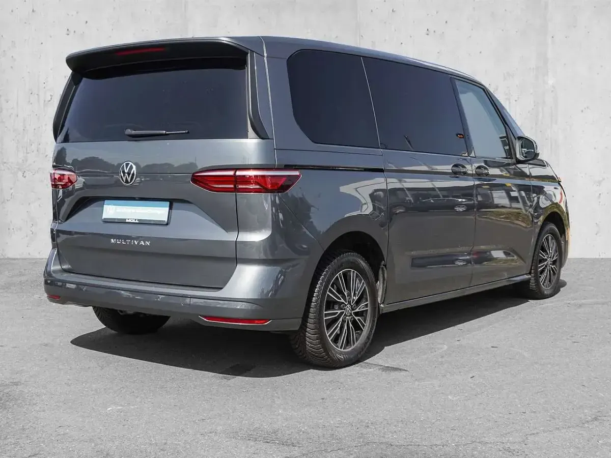 Gebraucht VW Multivan Basis 150 PS (110 kW) 2024 Grau Van / Kleinbus