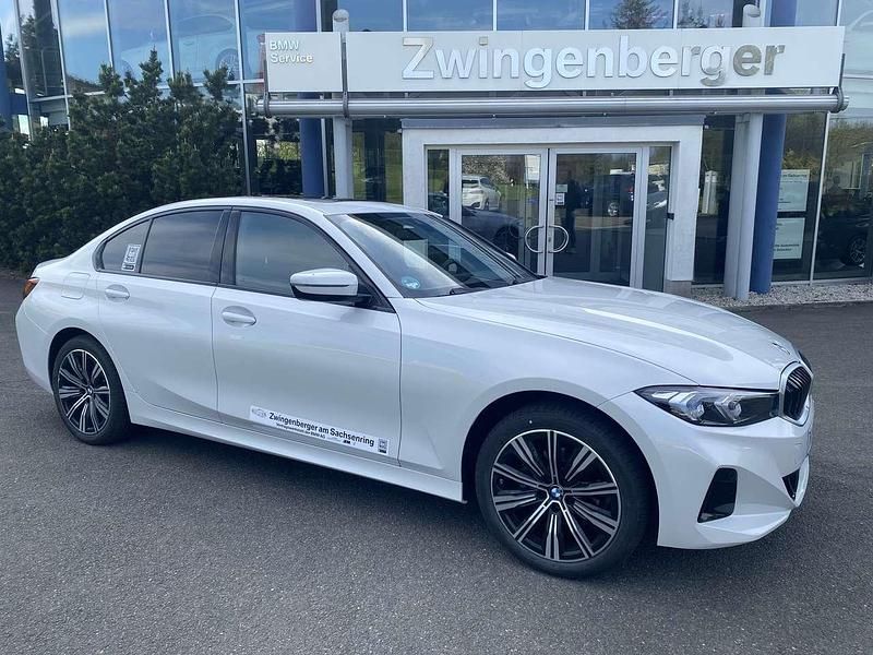 Mineralweiss metallic Gebraucht 2024 BMW 318 Limousine | 39.998 € (Teuer) - Bild 1/4