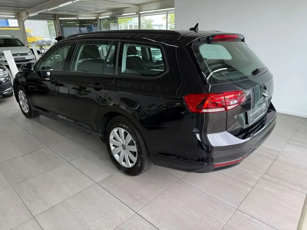 Gebraucht VW Passat 122 PS (89 kW) 2022 Schwarz Kombi