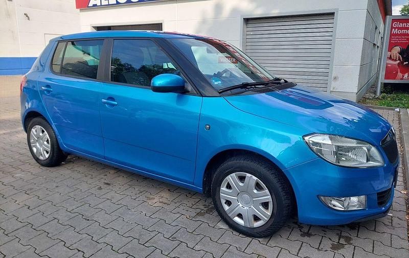 Blau Gebraucht 2013 Skoda Fabia Limousine | 2.500 € (Superpreis) - Bild 1/4