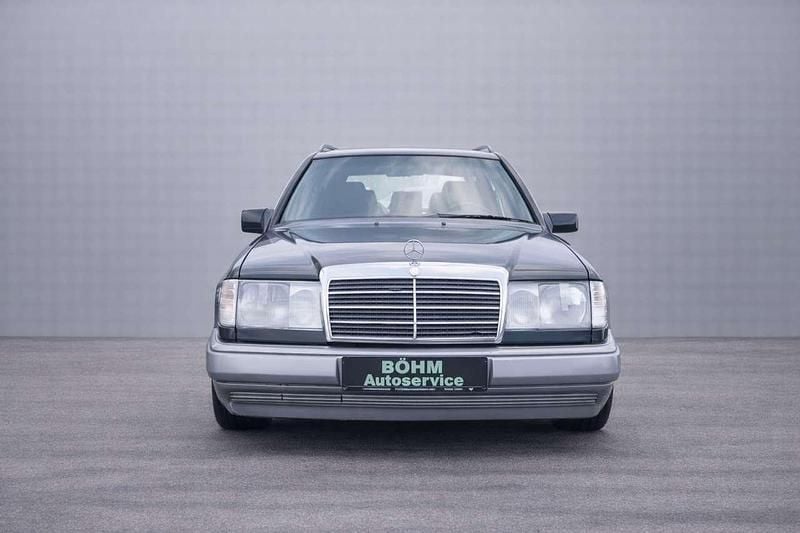 Gebraucht Mercedes E230 132 PS (97 kW) 1992 Schwarz Kombi