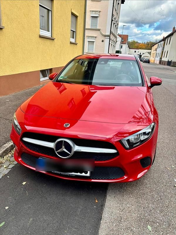 Rot Gebraucht 2019 Mercedes A200 Kombi | 17.400 € (Fairer Preis) - Bild 1/4