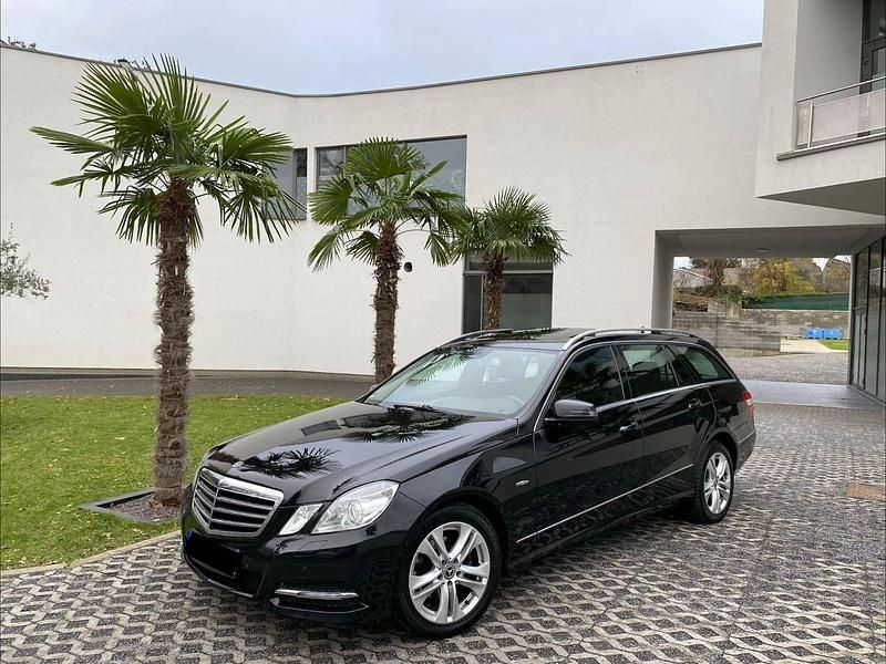 Schwarz Gebraucht 2012 Mercedes E220 Avantgarde Kombi | 10.900 € (Superpreis) - Bild 1/4
