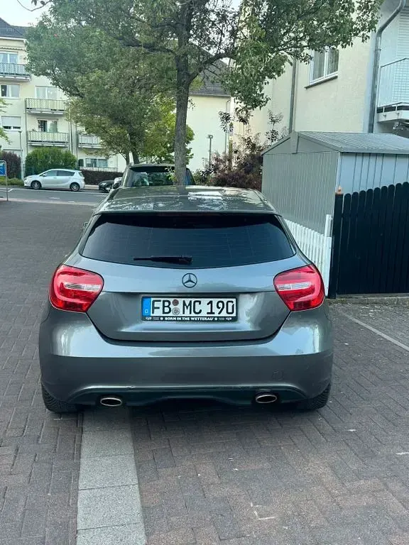 Używany Mercedes A180 129 KM (94 kW) 2012 Szary Sedan/Limuzyna