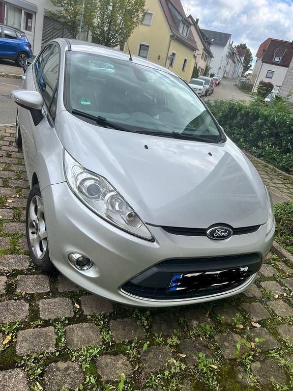 Silber Gebraucht 2010 Ford Fiesta Titanium Kleinwagen | 4.500 € (Fairer Preis) - Bild 1/4
