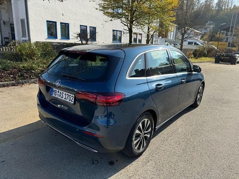 Gebraucht Mercedes B200 163 PS (119 kW) 2023 Blau Van / Kleinbus