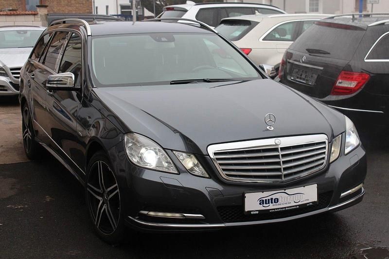 Gebraucht Mercedes E250 204 PS (150 kW) 2011 Grau Kombi