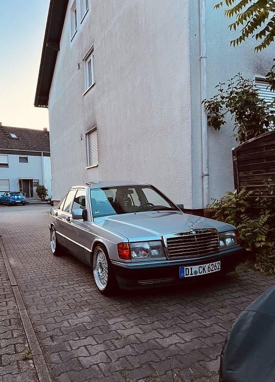 Silber Gebraucht 1990 Mercedes 190 Limousine | 9.999 € - Bild 1/4