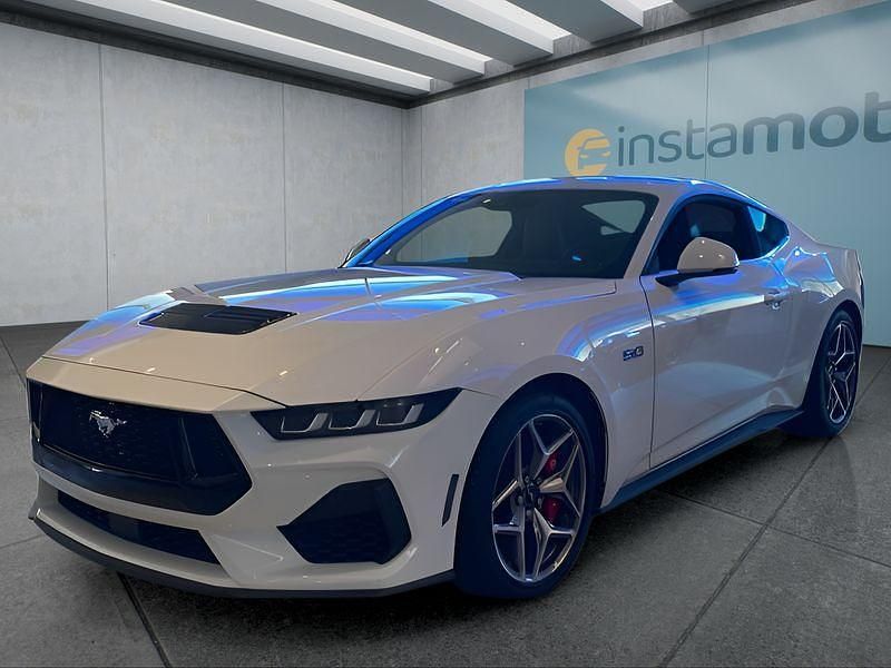 Weiß Gebraucht 2025 Ford Mustang Fastback Coupé | 56.549 € (Fairer Preis) - Bild 1/4