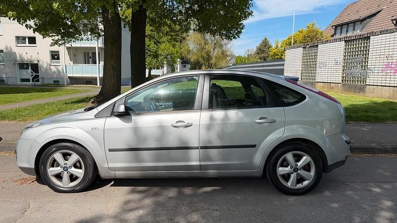 Second-hand Ford Focus 100 CP (73 kW) 2005 Argintiu Hatchback