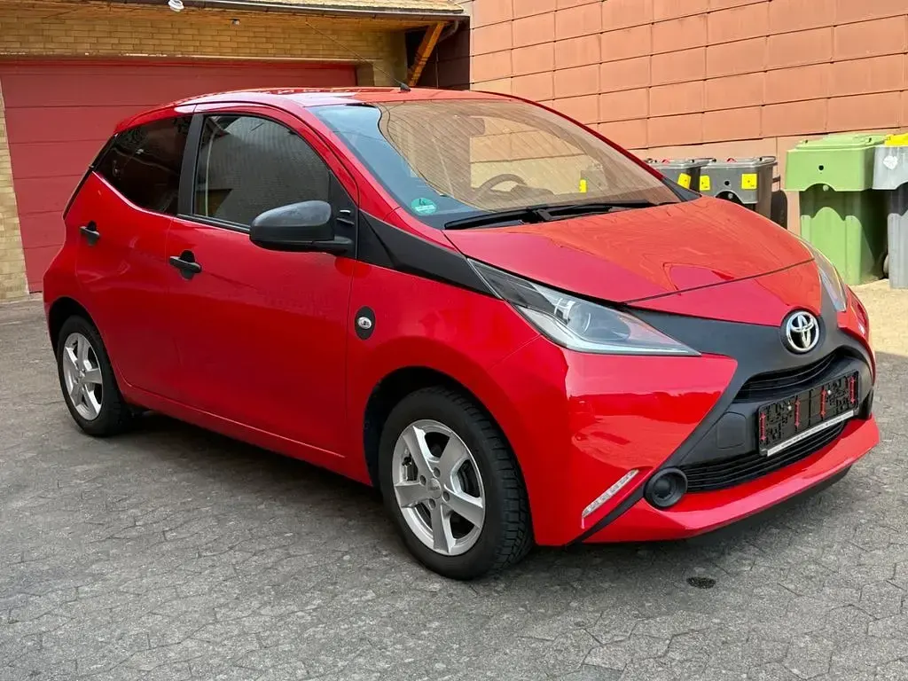 Gebraucht Toyota Aygo 69 PS (50 kW) 2017 Rot Kleinwagen