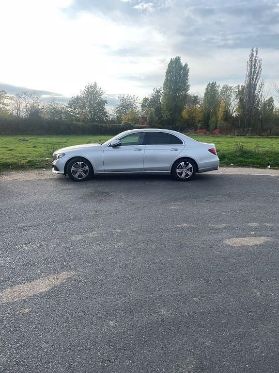 Silber Gebraucht 2016 Mercedes E200 Avantgarde Limousine | 14.800 € (Fairer Preis) - Bild 1/4