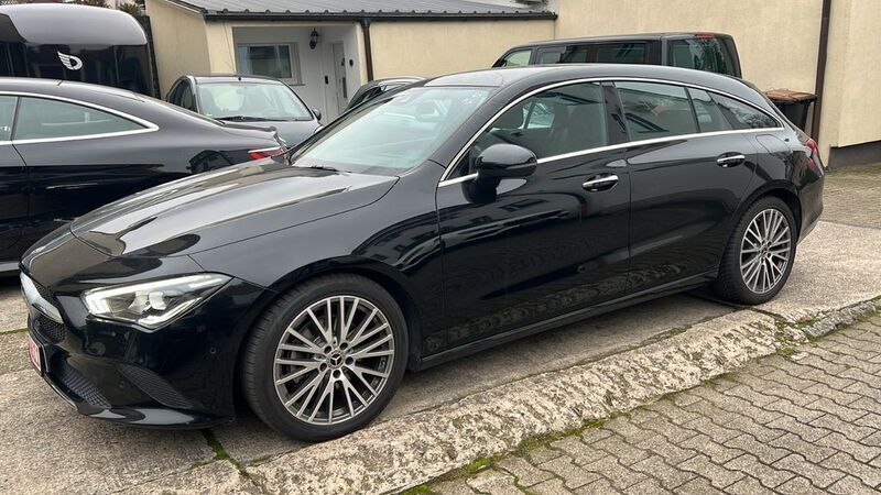Schwarz Gebraucht 2022 Mercedes CLA220 Shooting Brake Kombi | 19.992 € - Bild 1/4