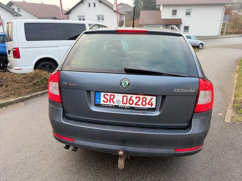 Gebraucht Skoda Octavia Elegance 140 PS (102 kW) 2011 Grau Kombi