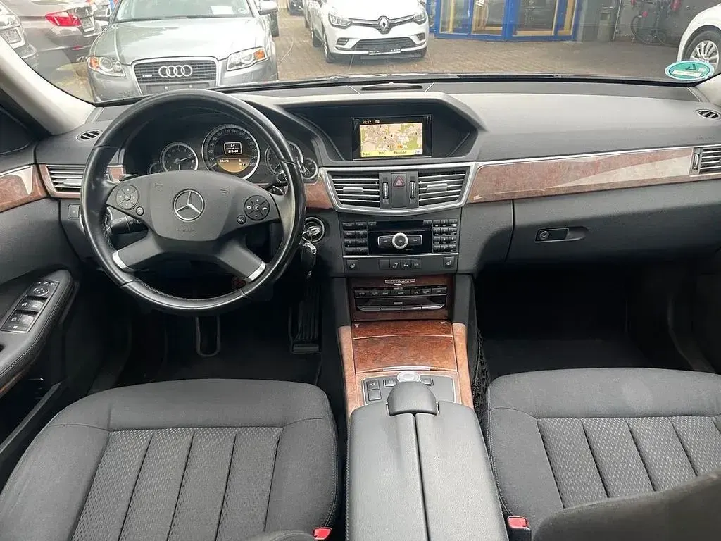 Gebraucht Mercedes E220 Elegance 170 PS (125 kW) 2011 Schwarz Limousine