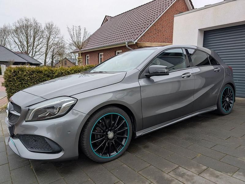 Grau Gebraucht 2016 Mercedes A200 AMG line Limousine | 16.800 € (Teuer) - Bild 1/4