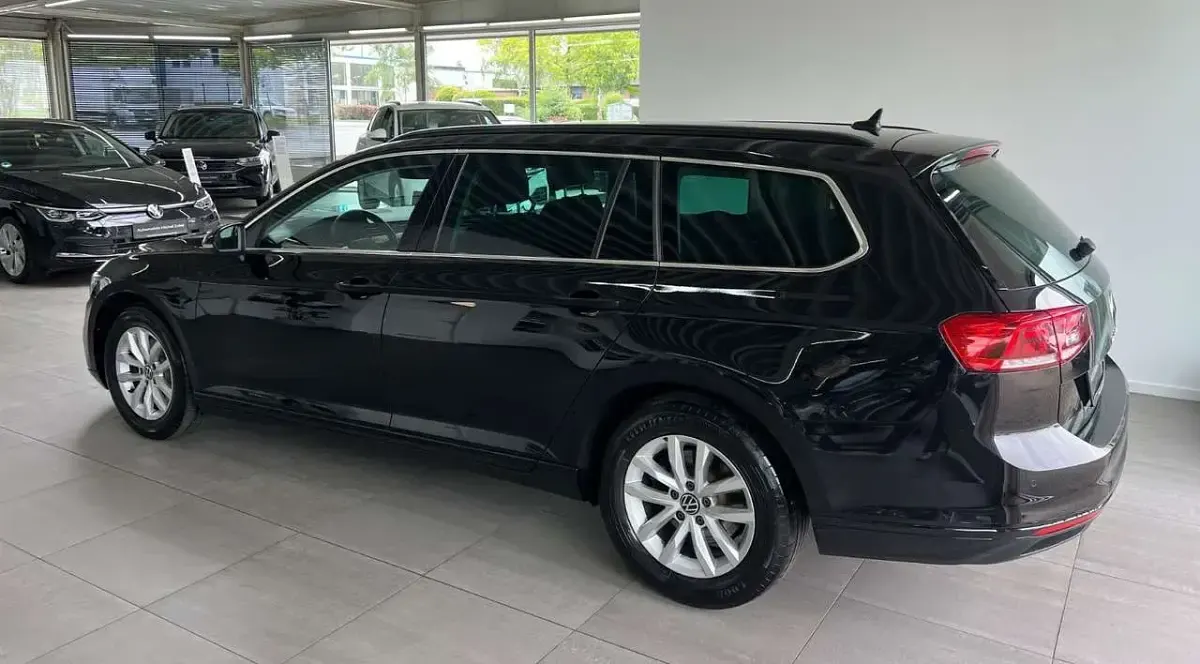 Gebraucht VW Passat 122 PS (89 kW) 2023 Schwarz Kombi