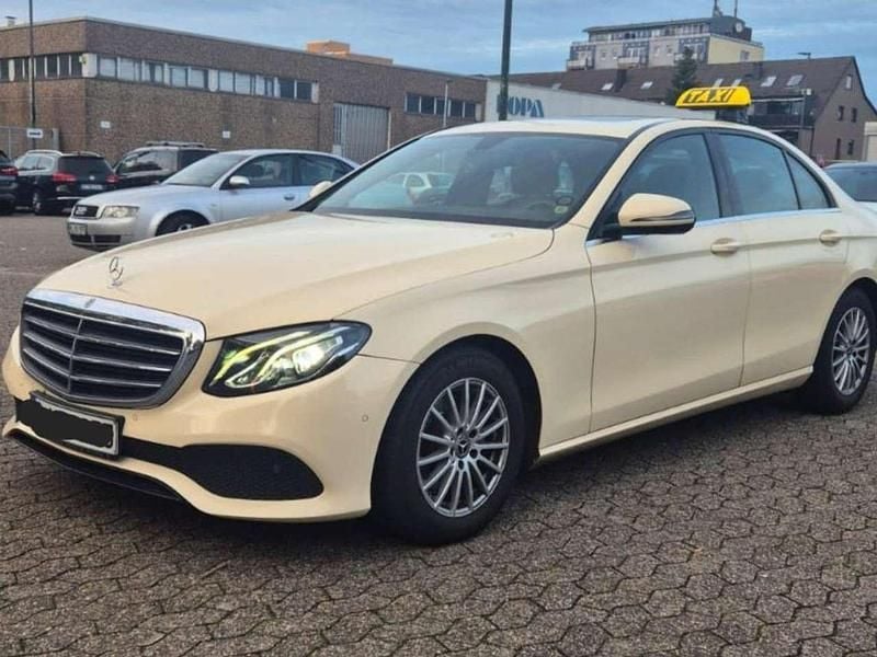 Beige Gebraucht 2019 Mercedes E220 Elegance Limousine | 9.900 € (Superpreis) - Bild 1/4