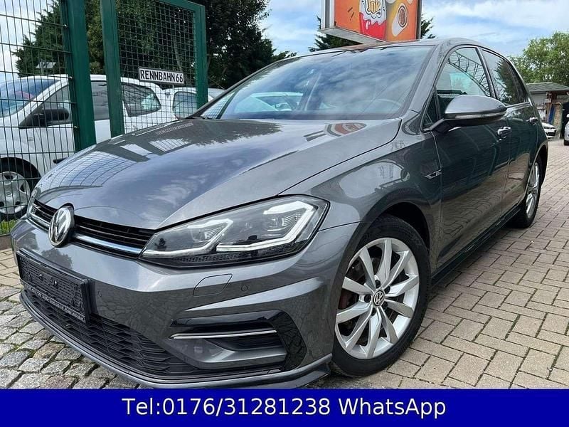 Indiumgrau metallic Gebraucht 2018 VW Golf VII Highline Limousine | 11.790 € - Bild 1/3
