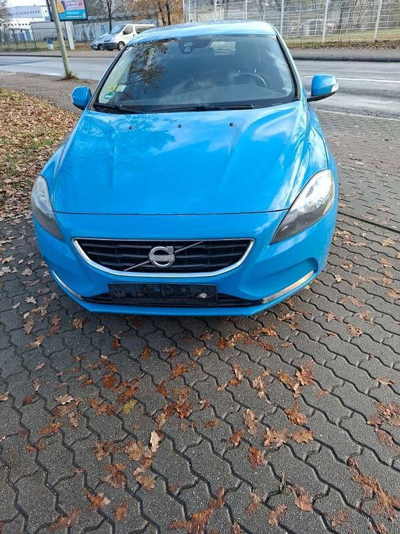 Blau Gebraucht 2013 Volvo V40 Kinetic Limousine | 4.999 € (Superpreis) - Bild 1/4