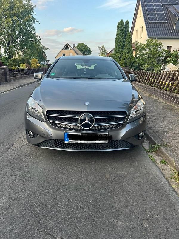 Grau Gebraucht 2013 Mercedes A180 Kombi | 9.200 € (Fairer Preis) - Bild 1/4
