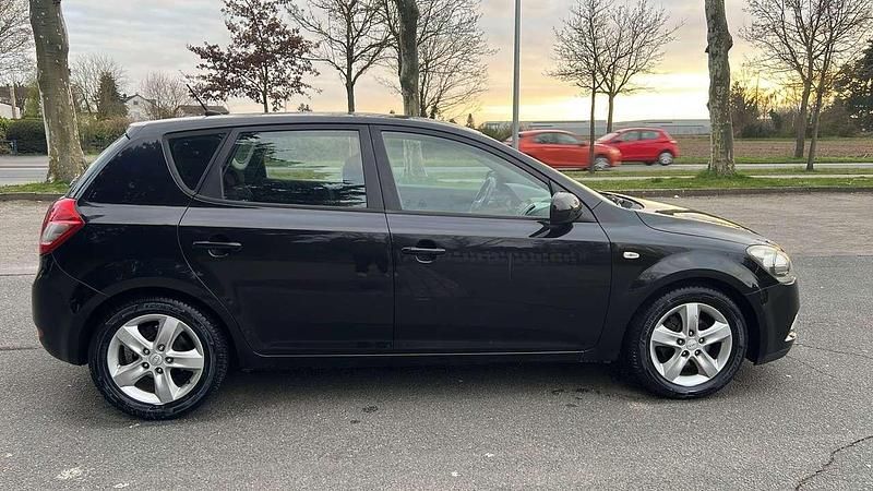 Gebraucht Kia Ceed Edition 7 116 PS (85 kW) 2012 Zilinaschwarz met. Kleinwagen