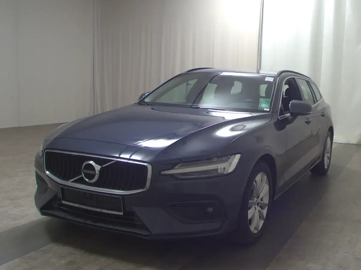 Gebraucht Volvo V60 Momentum 197 PS (144 kW) 2021 Blau Kombi