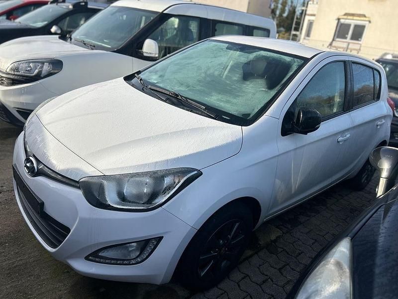 Gebraucht Hyundai i20 75 PS (55 kW) 2015 Weiß Limousine