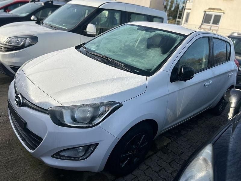 Weiß Gebraucht 2015 Hyundai i20 Limousine | 4.990 € (Fairer Preis) - Bild 1/4