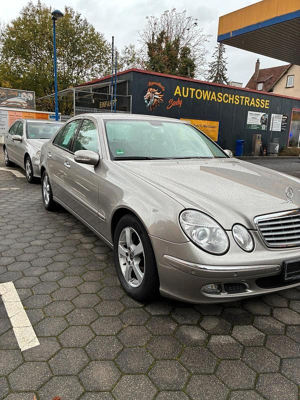 Silber Gebraucht 2005 Mercedes E200 Limousine | 12.000 € - Bild 1/4