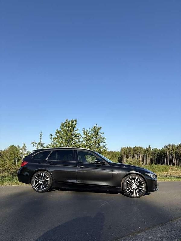 Gebraucht BMW 320 Sport Line 184 PS (135 kW) 2013 Schwarz Kombi