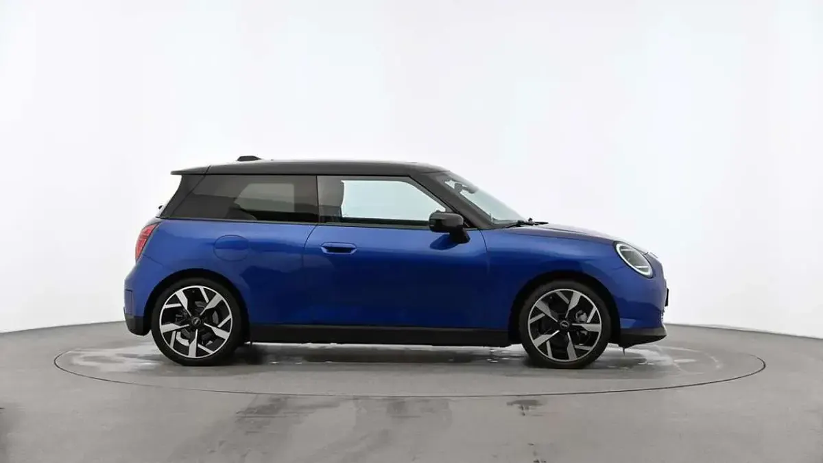 Gebraucht Mini Cooper SE Favoured 160 kW (218 PS) 2024 Blau Kleinwagen