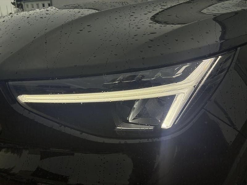 Gebraucht Volvo XC40 Core 163 PS (119 kW) 2025 Schwarz SUV