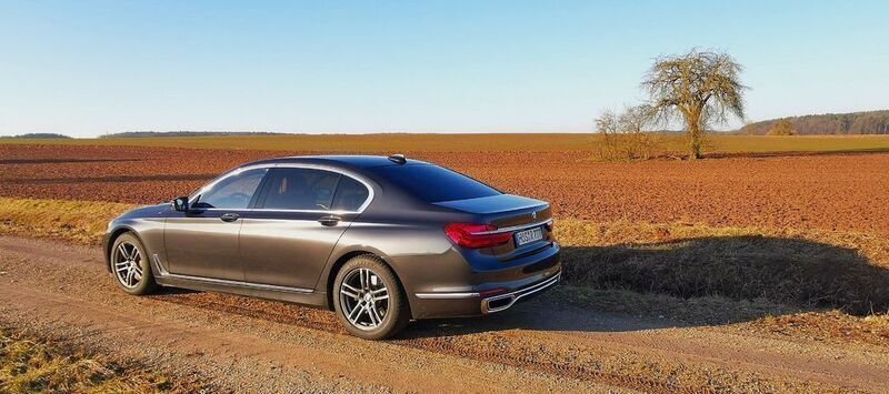 Grau Gebraucht 2019 BMW 750L Limousine | 33.333 € (Fairer Preis) - Bild 1/2