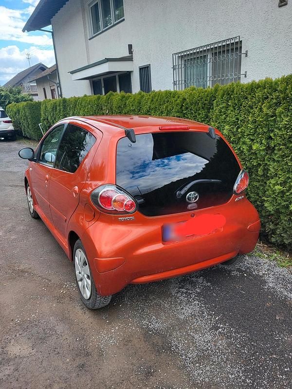 Gebraucht Toyota Aygo 69 PS (50 kW) 2012 Orange Kleinwagen