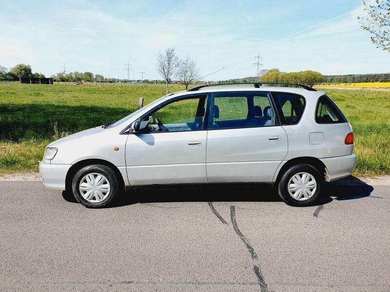 Silber Gebraucht 1999 Toyota Picnic Van / Kleinbus | 2.950 € - Bild 1/4