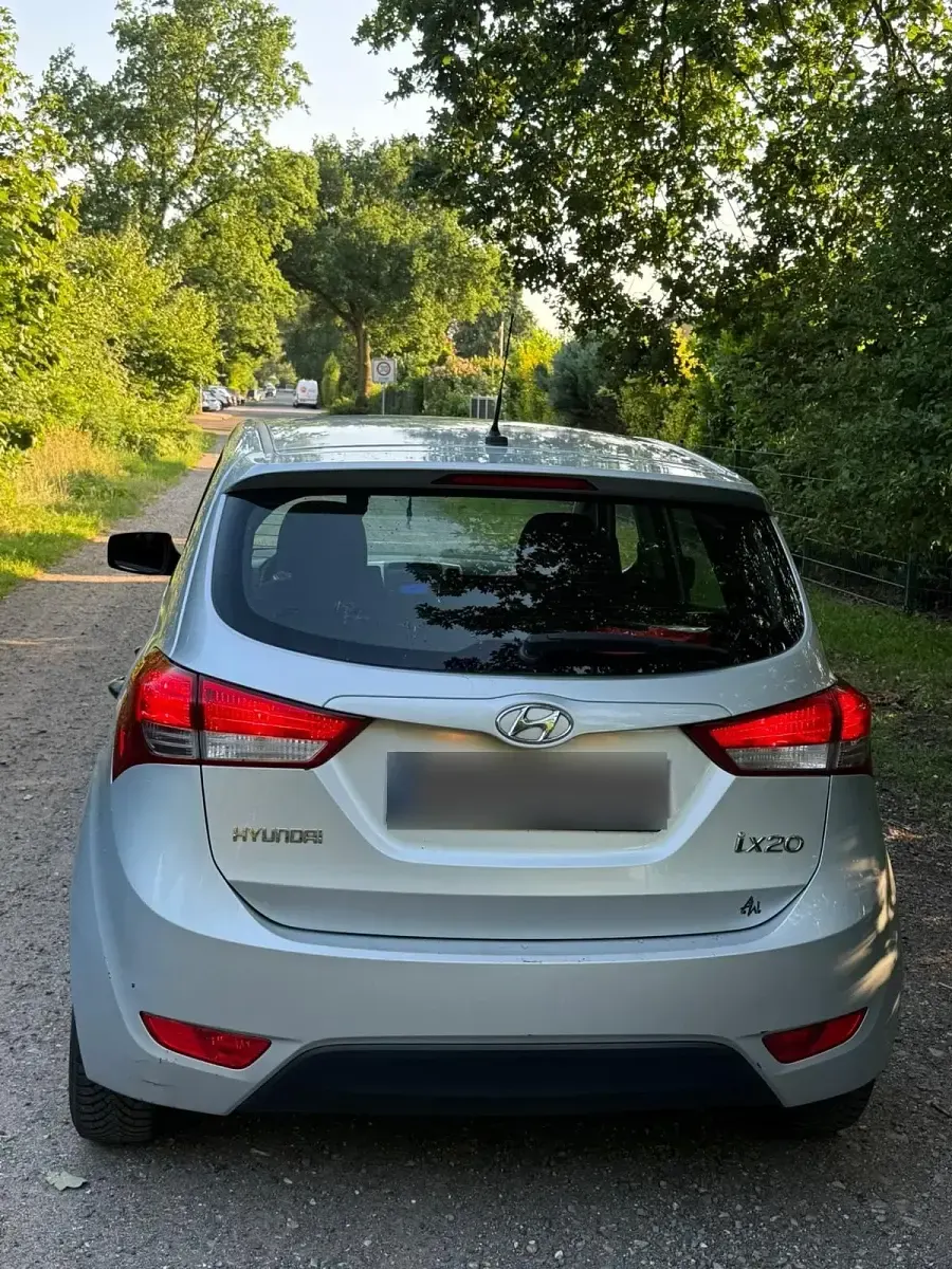 Gebraucht Hyundai ix20 90 PS (66 kW) 2011 Silber Kleinwagen