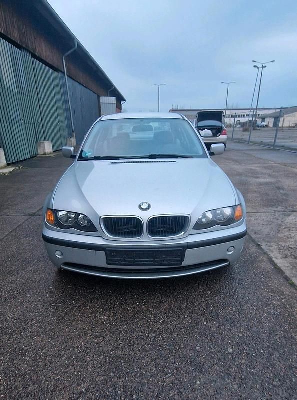 Silber Gebraucht 2001 BMW 318 Limousine | 1.900 € - Bild 1/4