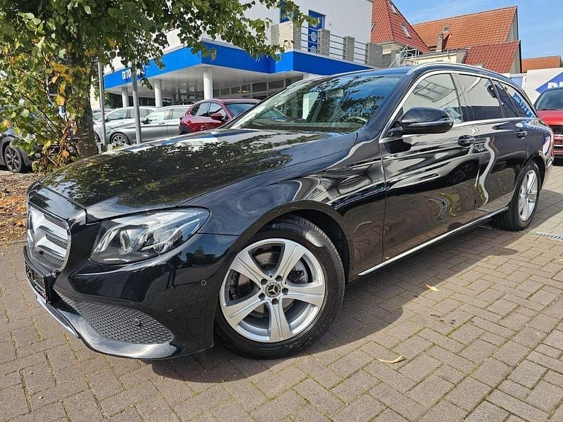 Schwarz Gebraucht 2017 Mercedes E220 Avantgarde Kombi | 23.950 € (Fairer Preis) - Bild 1/4