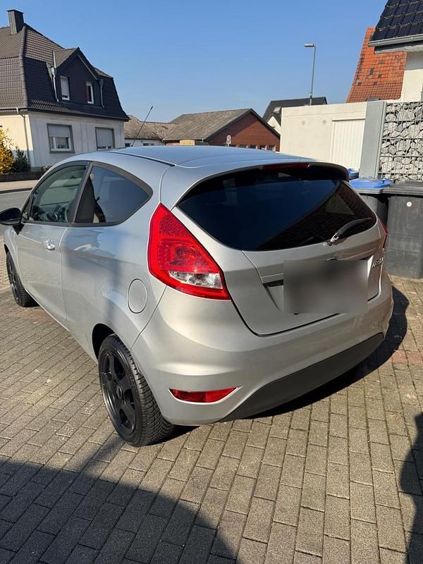 Gebraucht Ford Fiesta 60 PS (44 kW) 2010 Silber Kleinwagen