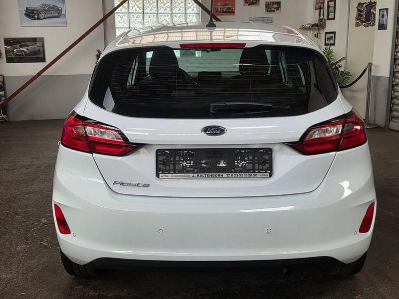 Gebraucht Ford Fiesta Cool & Connect 75 PS (55 kW) 2022 Weiß Kleinwagen