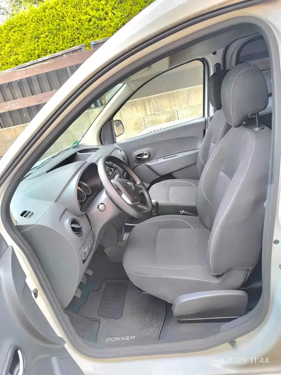 Gebraucht Dacia Dokker 102 PS (75 kW) 2018 Weiß Van / Kleinbus