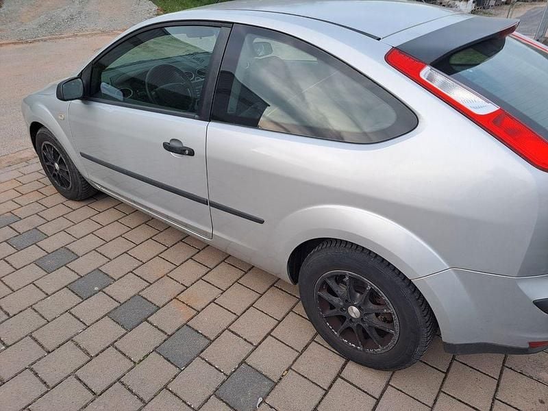 Gebraucht Ford Focus Trend 101 PS (74 kW) 2005 Grau Limousine