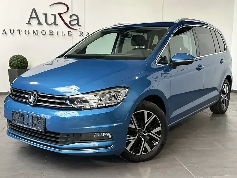 Gebraucht VW Touran Highline 150 PS (110 kW) 2023 Caribbean blue Van / Kleinbus