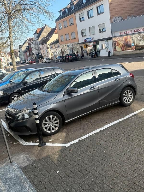 Gebraucht Mercedes A180 122 PS (89 kW) 2016 Grau Limousine