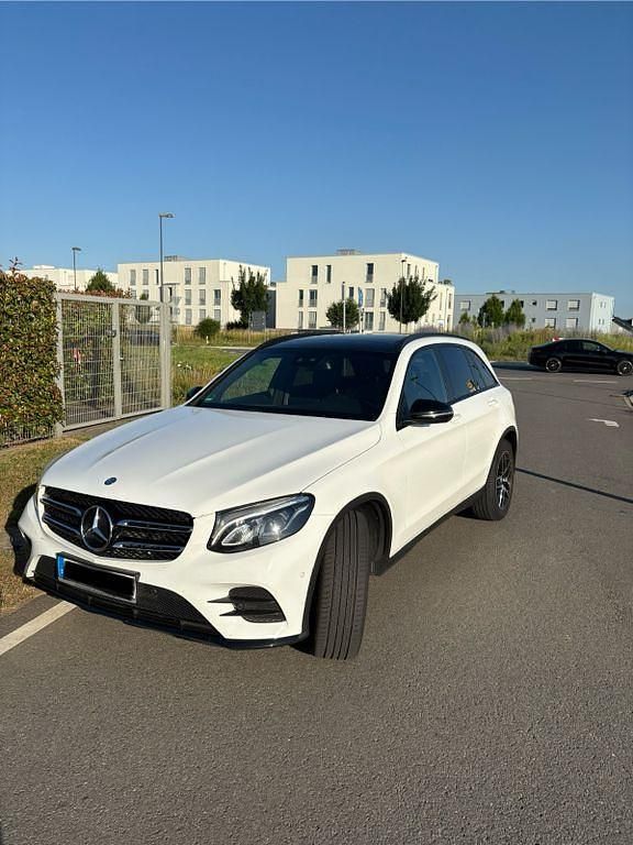 Weiß Gebraucht 2016 Mercedes GLC220 AMG line SUV | 22.990 € (Guter Preis) - Bild 1/4