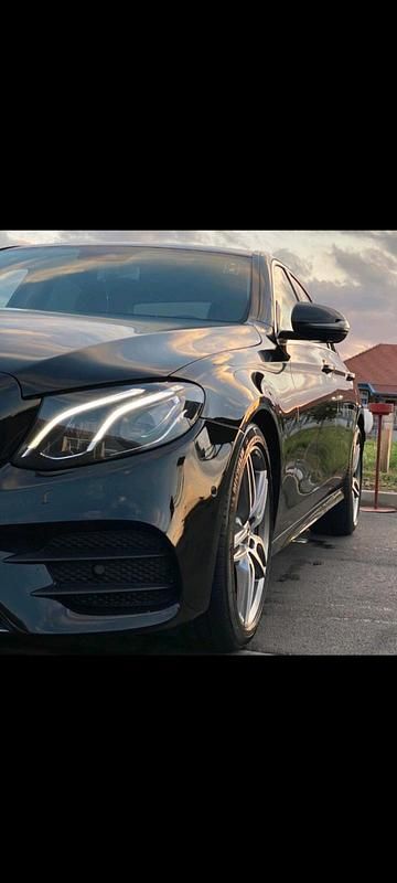 Schwarz Gebraucht 2016 Mercedes E200 AMG line Limousine | 18.000 € - Bild 1/4