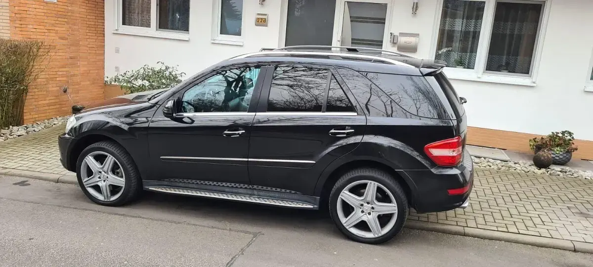 Gebraucht Mercedes ML500 387 PS (284 kW) 2010 Schwarz SUV