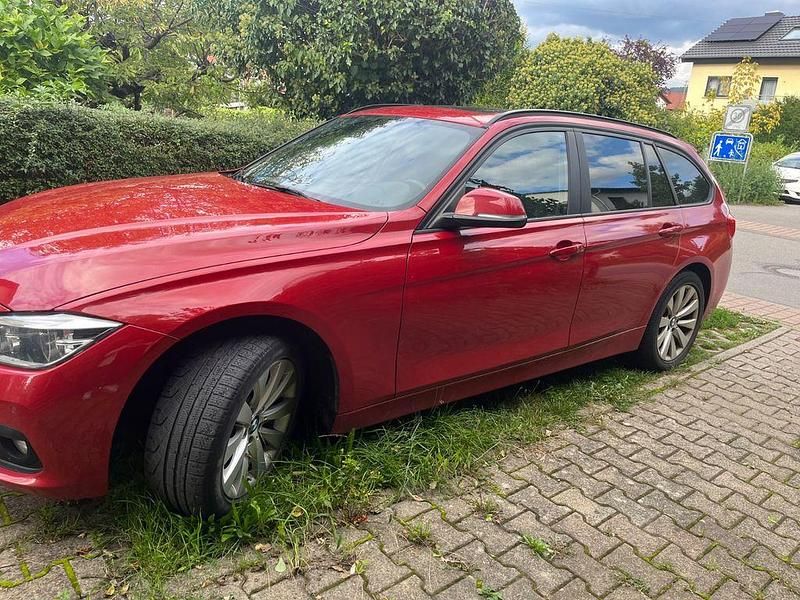 Rot Gebraucht 2019 BMW 330 Advantage Kombi | 16.000 € (Fairer Preis) - Bild 1/4