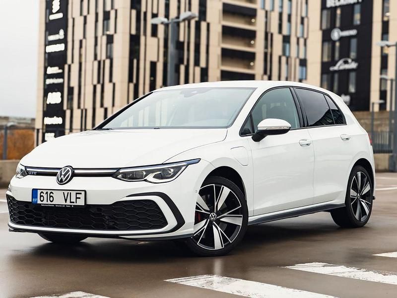 Weiß Gebraucht 2020 VW Golf VIII GTE Limousine | 23.999 € (Fairer Preis) - Bild 1/4